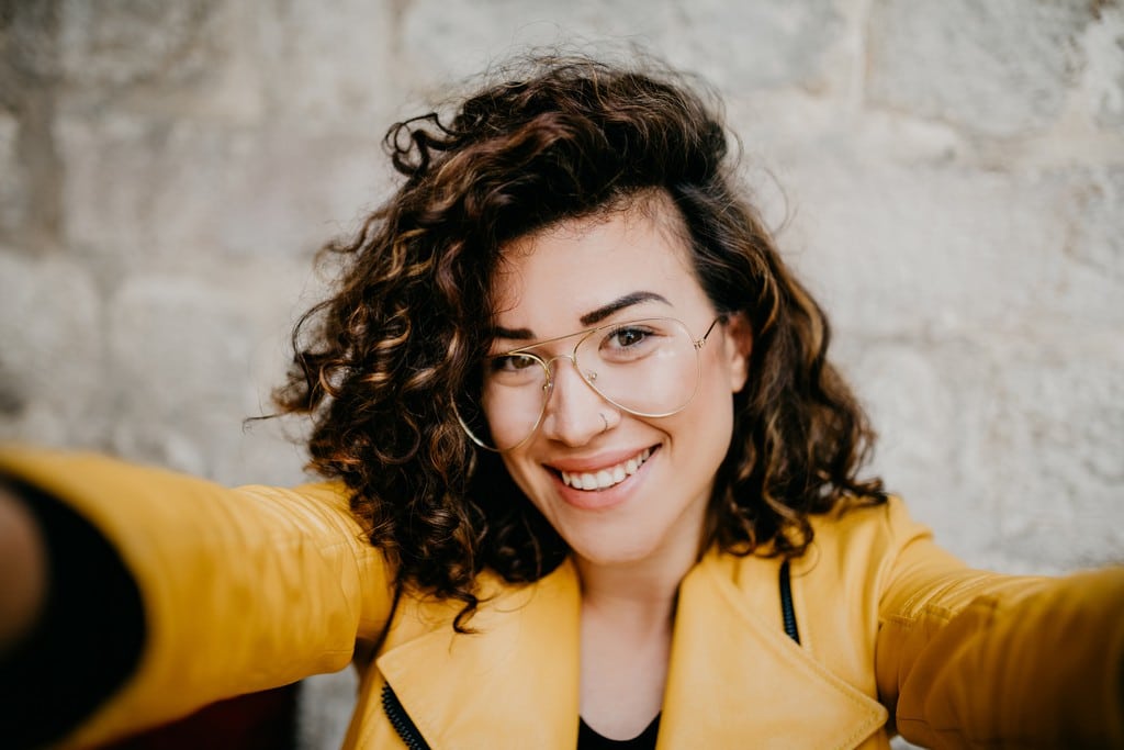 Wavy-haired woman, short