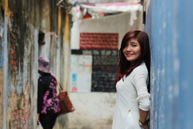 Straight-haired woman with red hair colour