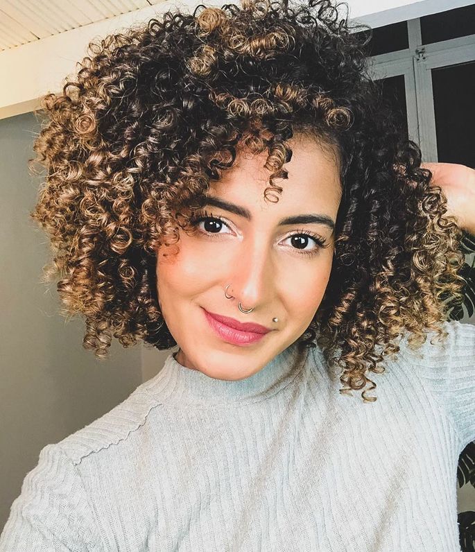 Check out how to care for curly hair with lights and looks for inspiration!