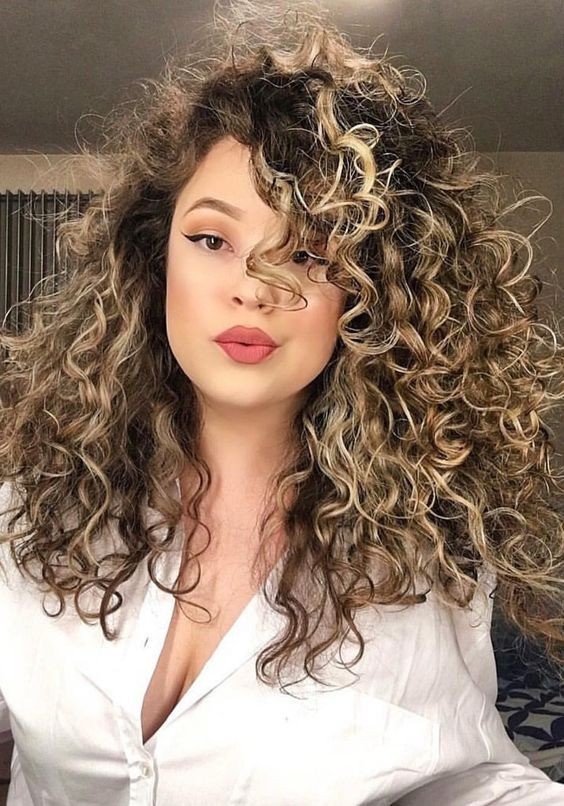 Check out how to care for curly hair with lights and looks for inspiration!