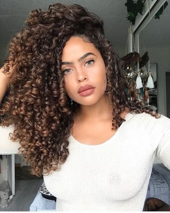 Check out how to care for curly hair with lights and looks for inspiration!