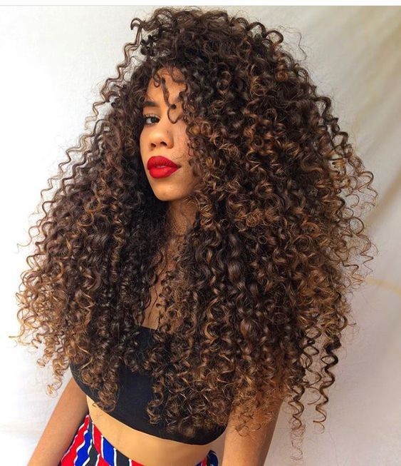 Check out how to care for curly hair with lights and looks for inspiration!