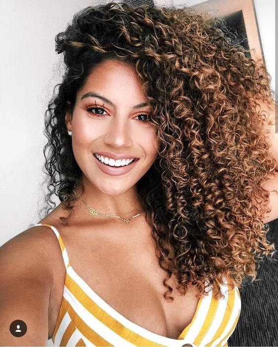 Check out how to care for curly hair with lights and looks for inspiration!