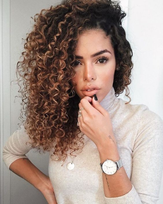 Check out how to care for curly hair with lights and looks for inspiration!