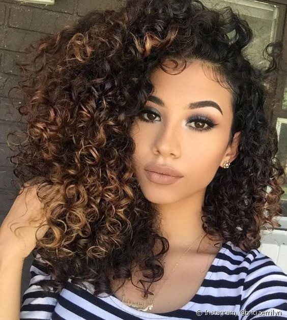 Check out how to care for curly hair with lights and looks for inspiration!