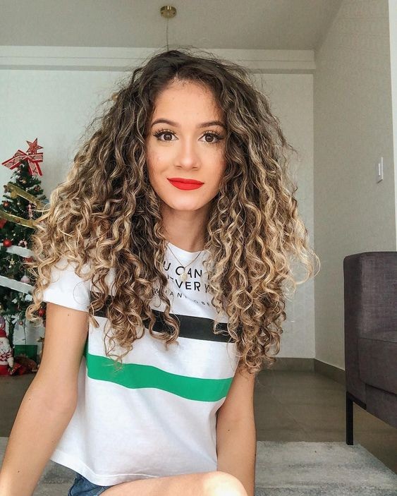 Check out how to care for curly hair with lights and looks for inspiration!