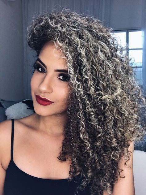 Check out how to care for curly hair with lights and looks for inspiration!