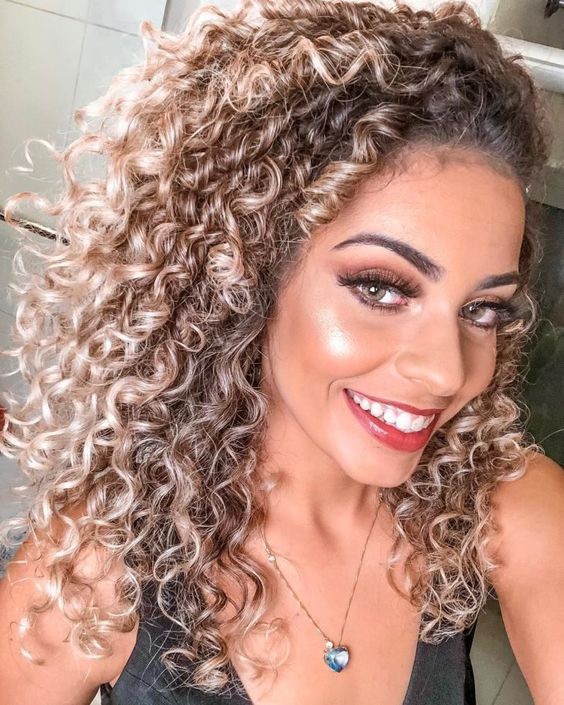 Check out how to care for curly hair with lights and looks for inspiration!