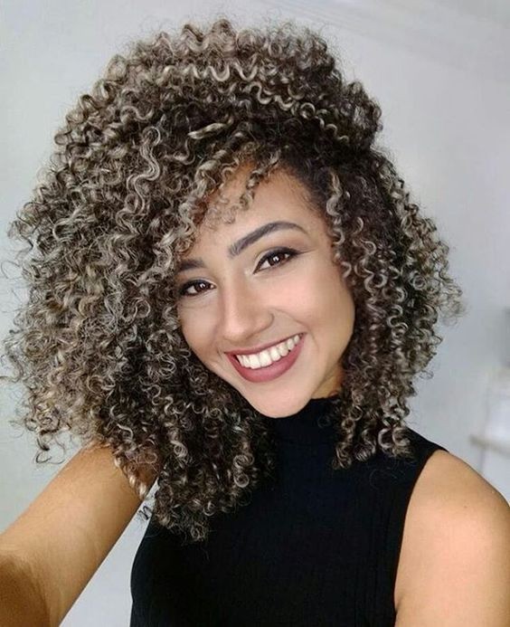 Check out how to care for curly hair with lights and looks for inspiration!