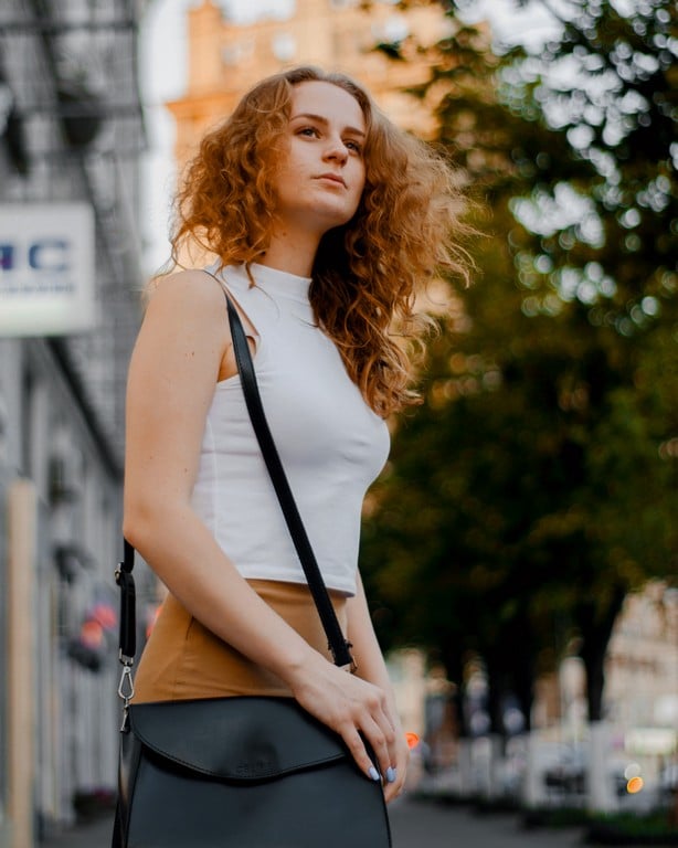 Wavy-haired woman, long, copper-blonde