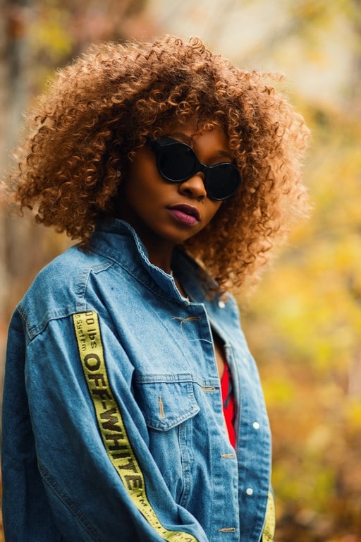 Woman with curly hair, medium size, copper blond