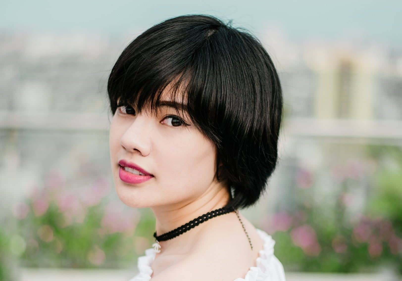 Woman with straight hair with medium fringe