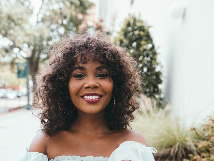 Wavy woman with medium fringe