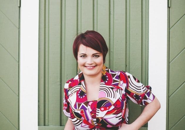 Woman with straight hair, short and diagonal fringe 