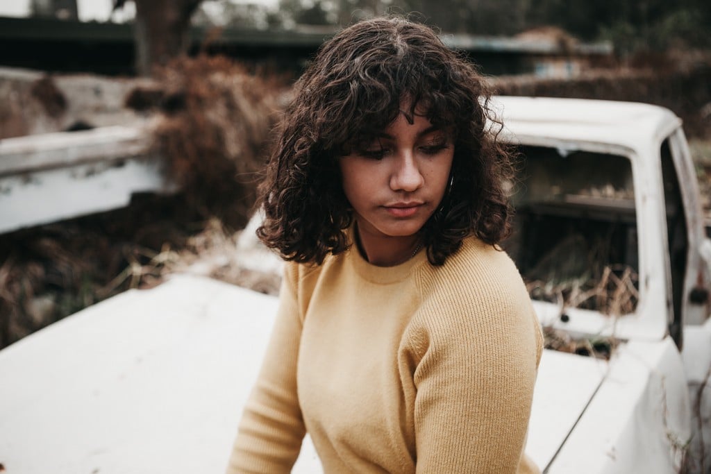 Wavy-haired woman, with a ribbed fringe cut