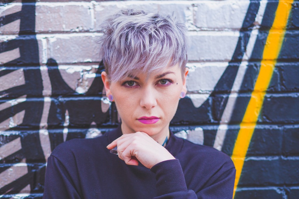 Woman with straight hair and dyed with fringe pricked