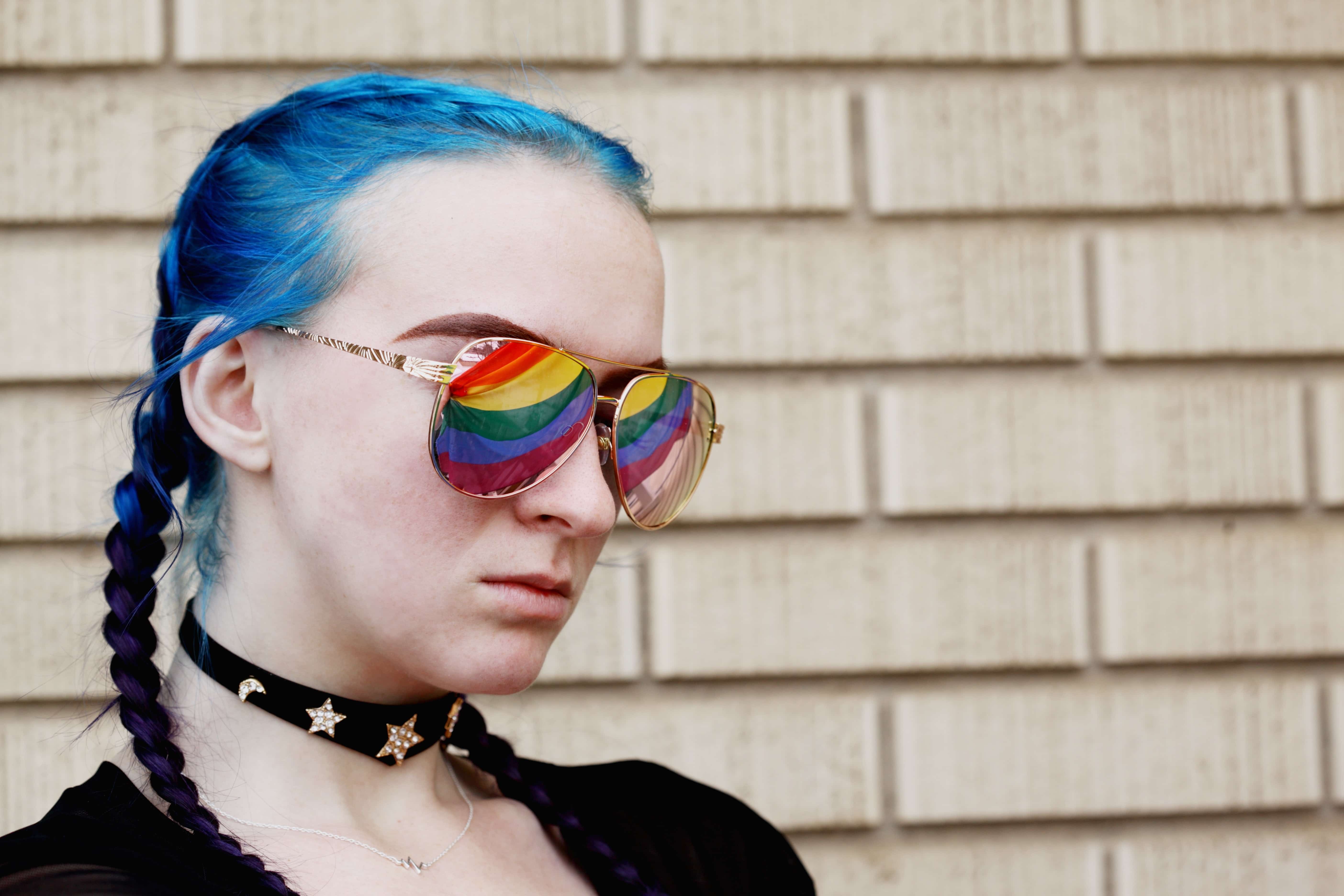 Model with her blue straight hair shows her hairstyle for little hair