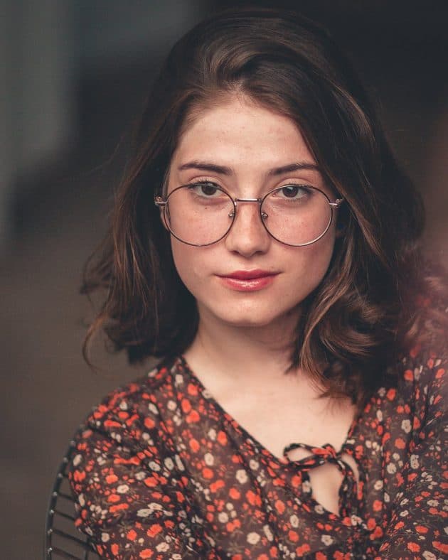 Wavy hair model shows off to show off her look