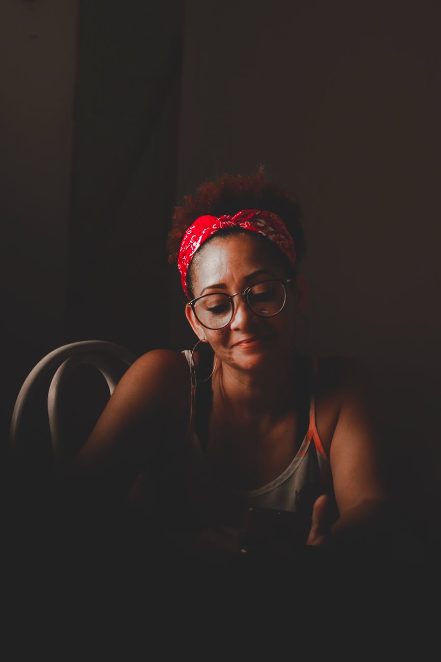 Model with headband