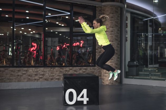 woman doing crossfit exercises, an activity that replaces bodybuilding